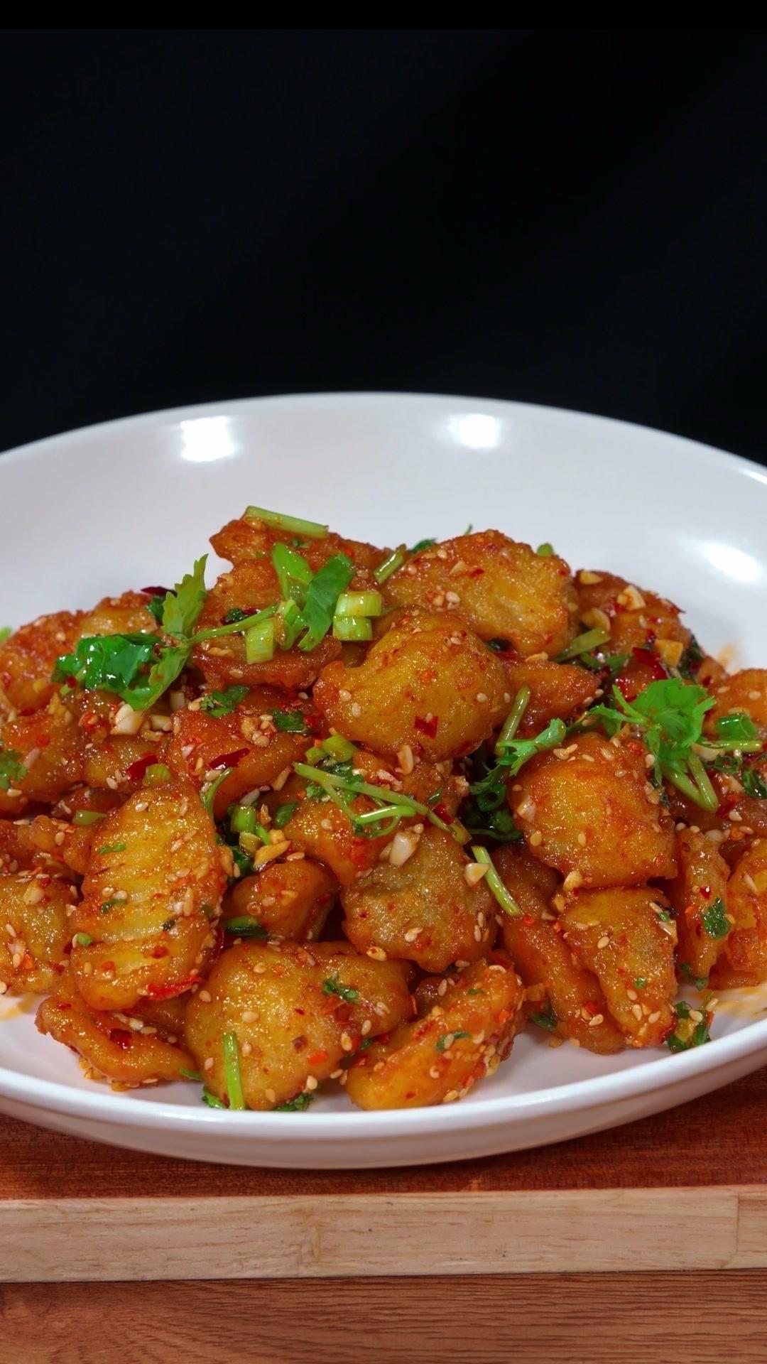 🥘食材：
土豆、波浪刀、玉米淀粉、中筋面粉、清水、辣椒面、芝麻、盐、味精、白糖