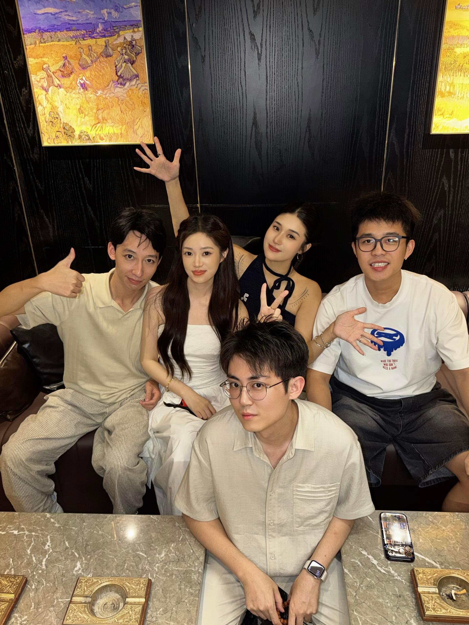 张九龄携夫人在朋友的求婚现场长得好看的人朋友也好看
