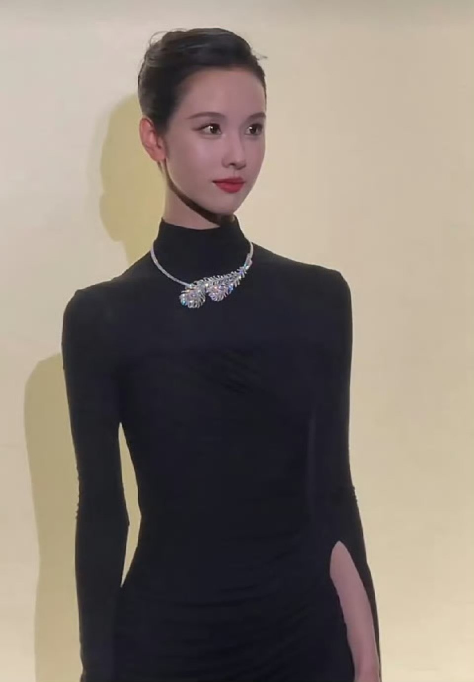 陈都灵 黑天鹅 黑天鹅本鹅没错了！陈都灵黑裙盘发，清冷贵气的氛围感直接拉满✨ 