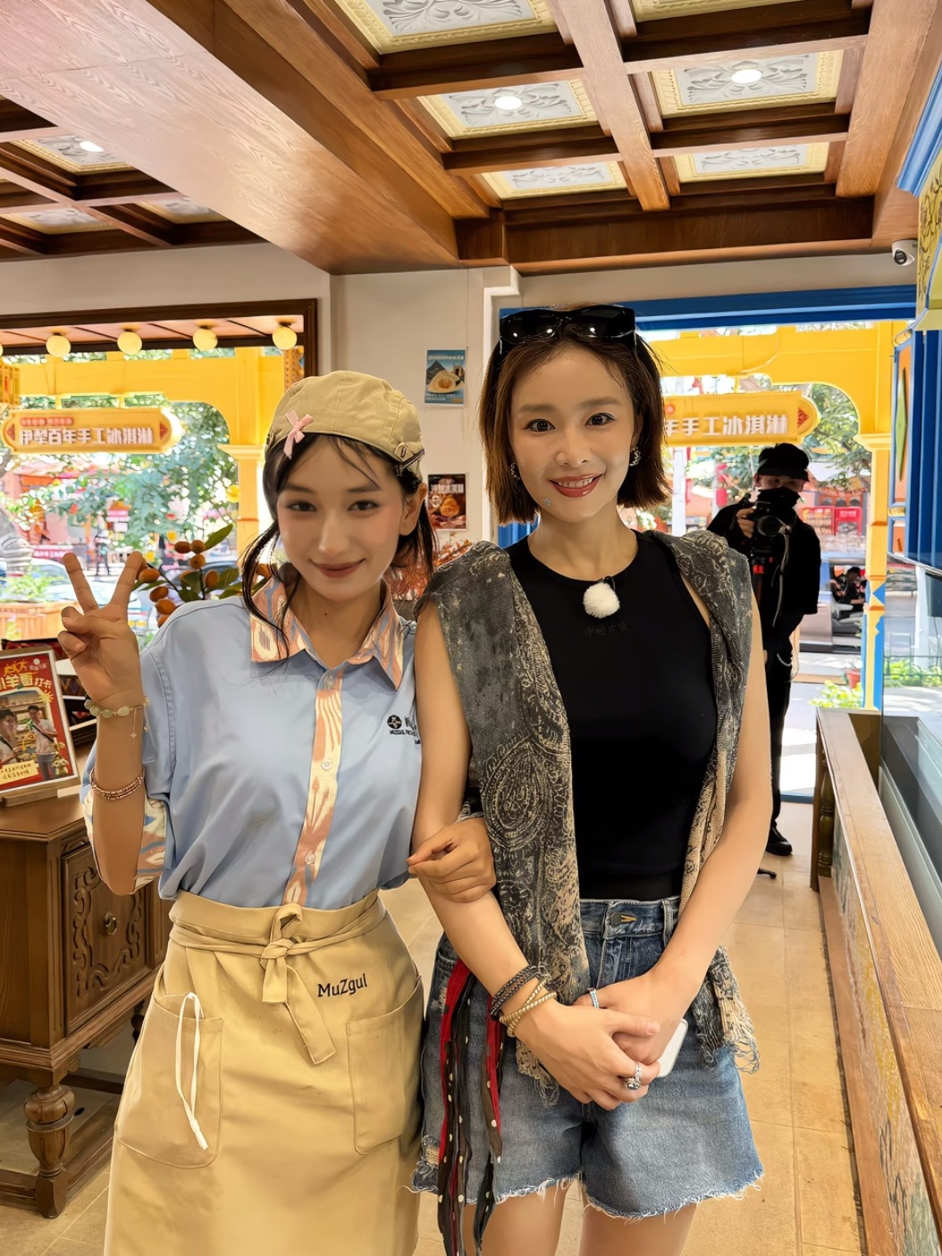 李宇春辛芷蕾高叶倪妮合照李宇春辛芷蕾高叶倪妮合照好鲜活好明媚啊！姐姐们这样灿烂的