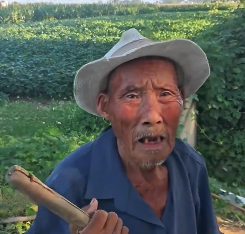 安徽泗县的乡村小道上，有一位特殊的“修路工”，今年已经99岁高龄。
 
烈日当头