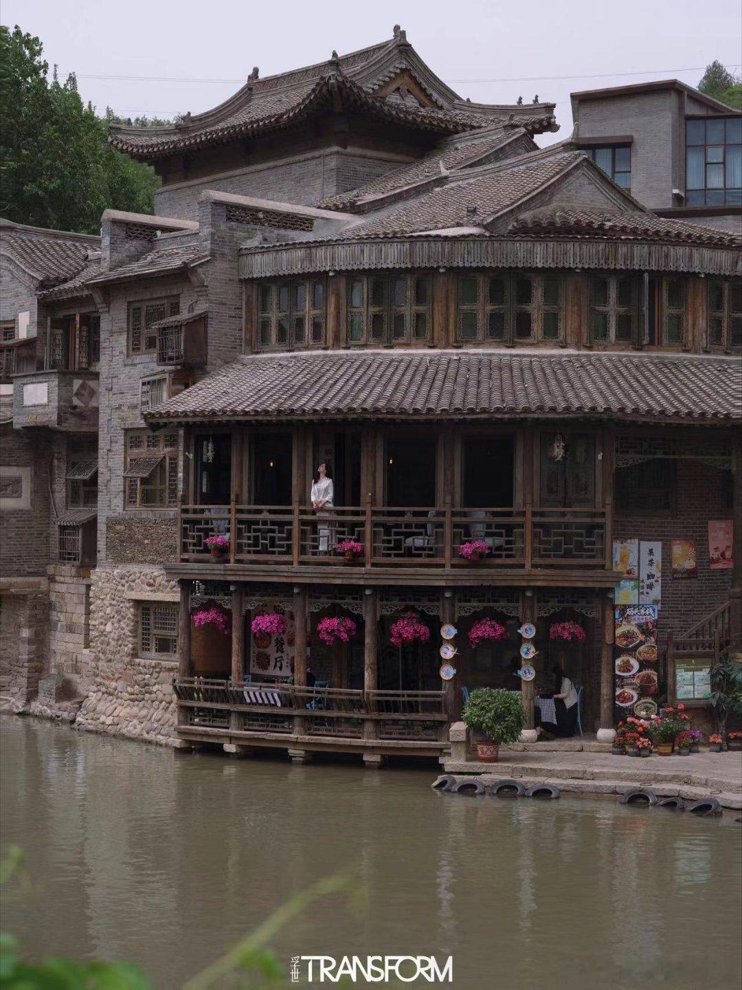 杨蓉在古北水镇拍杂志杨蓉居然美成这样 黛瓦青砖勾勒诗意画面，样貌精致动人，仪态端