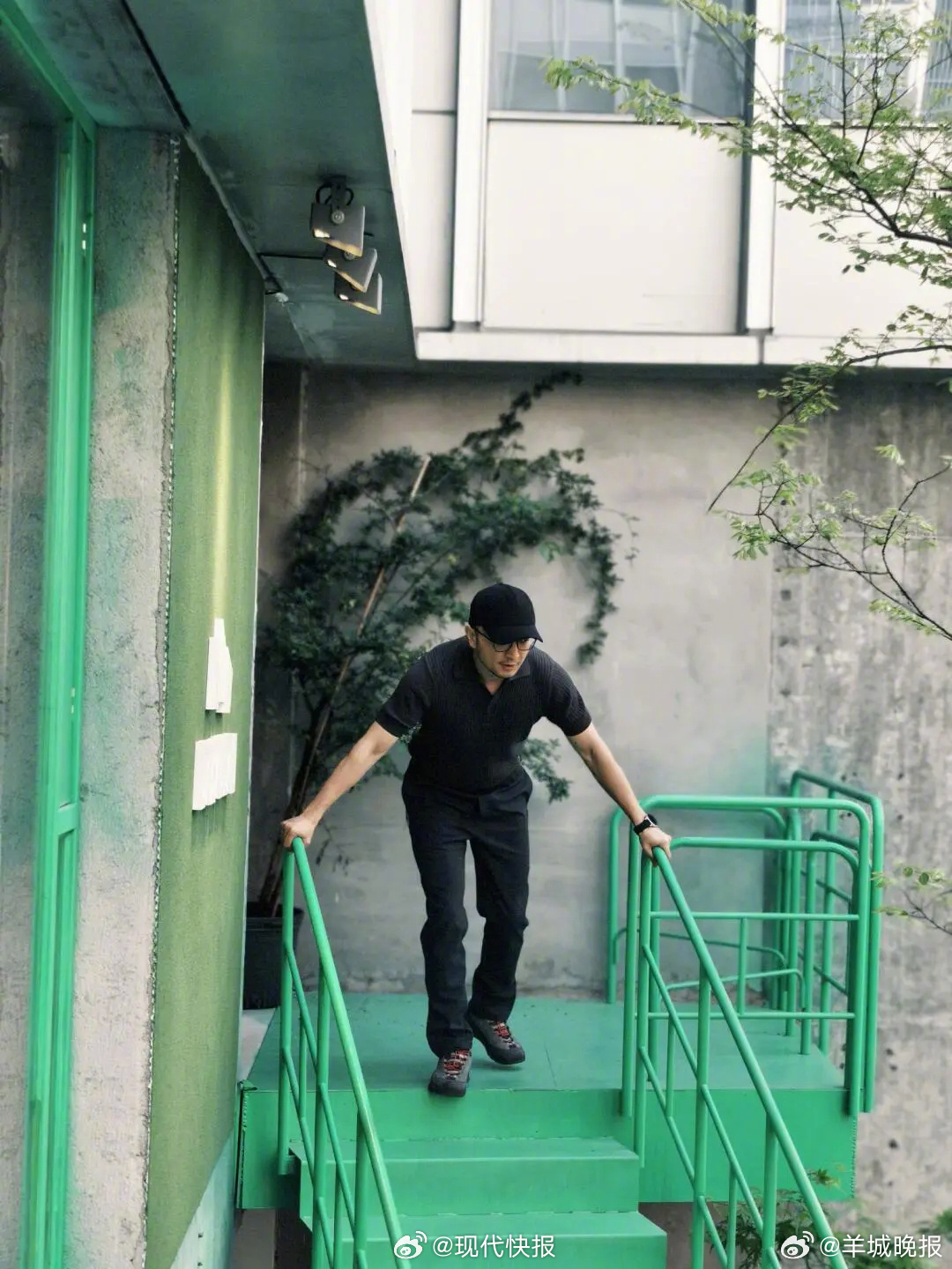 【#尼格买提说书店是座沉默的游乐场#】4月1日晚，主持人在社交媒体晒出在书店打卡