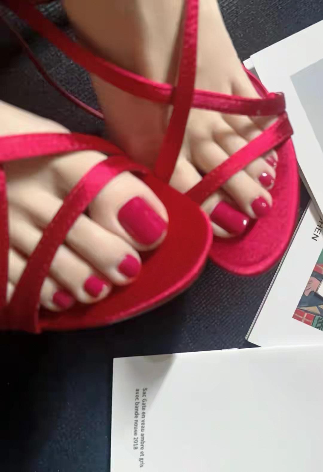 时尚美甲与足部护理分享精致玫粉色美甲💅有哪些适合赤脚穿的舒服的鞋子推荐 美甲