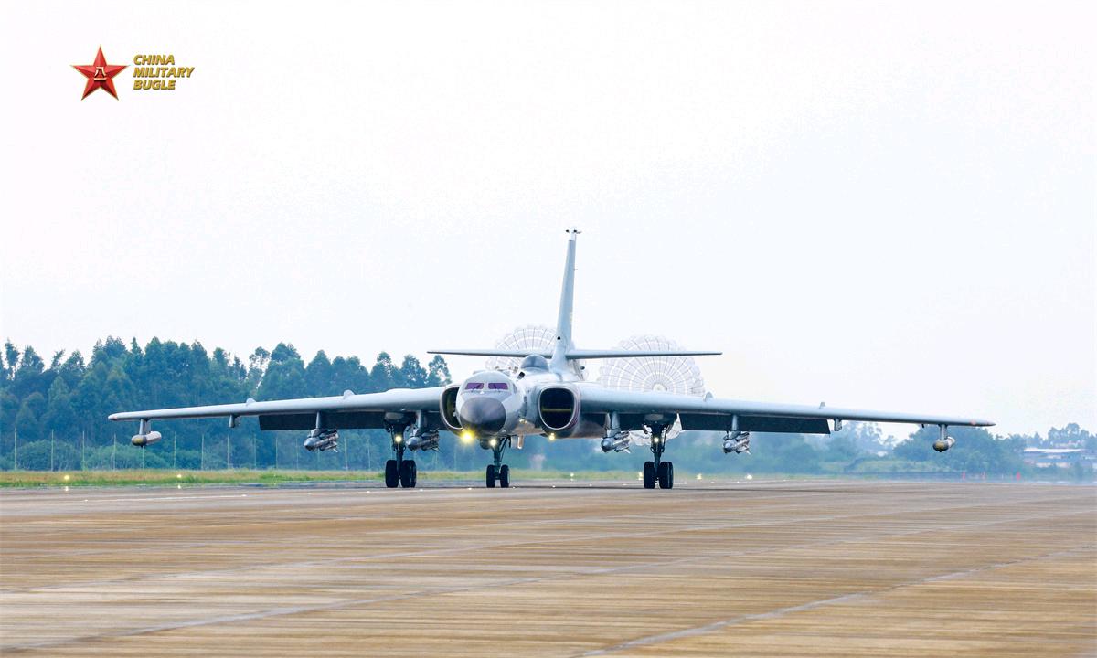 轰-6J带“鹰击”-12好图，标准6外挂，再带两组电战吊舱。“鹰击”-12空射射