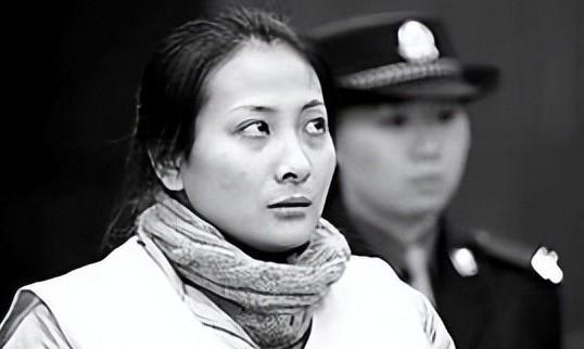 2004年，一名23岁的女大学生罗卡娜，一审被判死刑，因28岁的同班室友向房东举