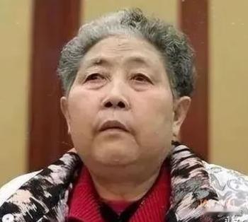 老干妈当年创业，穷得连瓶子都买不起。玻璃厂嫌她订单小，只有贵阳一家小厂肯帮她，价