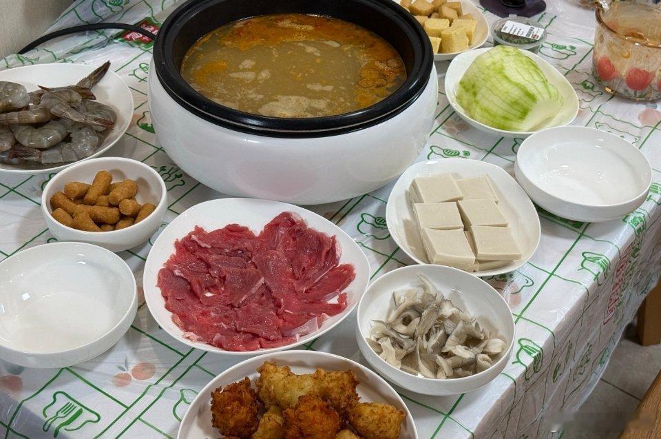 吃火锅必不可少的三样菜 今天自己在家煮的火锅，这一桌食材不到100[doge] 