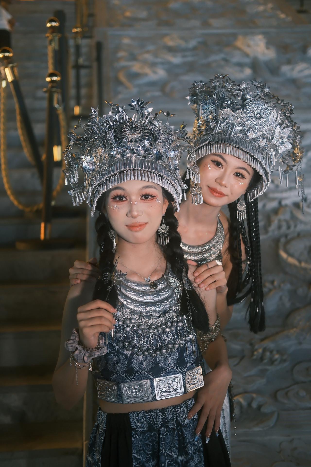 古镇偶遇苗妹°随手拍几张，妹妹表现不错苗寨妆造 苗族盛装加银饰 苗疆少女 苗家姑