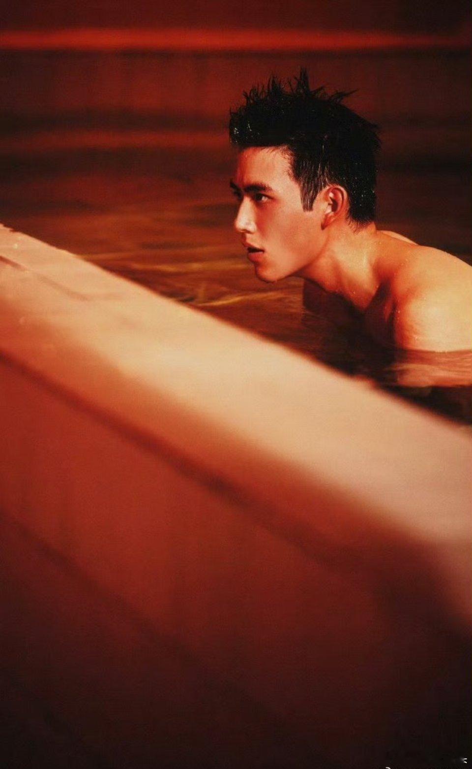 方穆扬费霓换大床方穆扬你是懂拿捏的！换大床还留后手，一块板隔开距离却拉满暧昧 