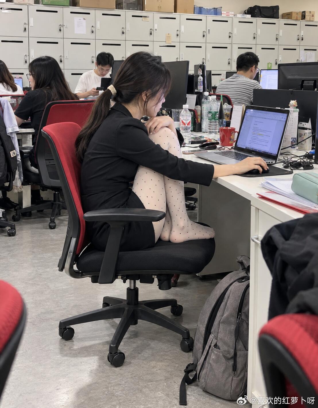 坐姿奇奇怪怪的女同事~ ​​​