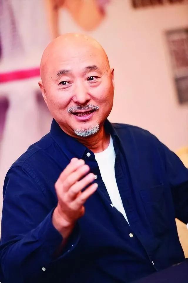演员朱世茂说，平时时佩斯太不讲究了，今天采访穿的让我吃惊，里头竟然还穿衬衣了，还