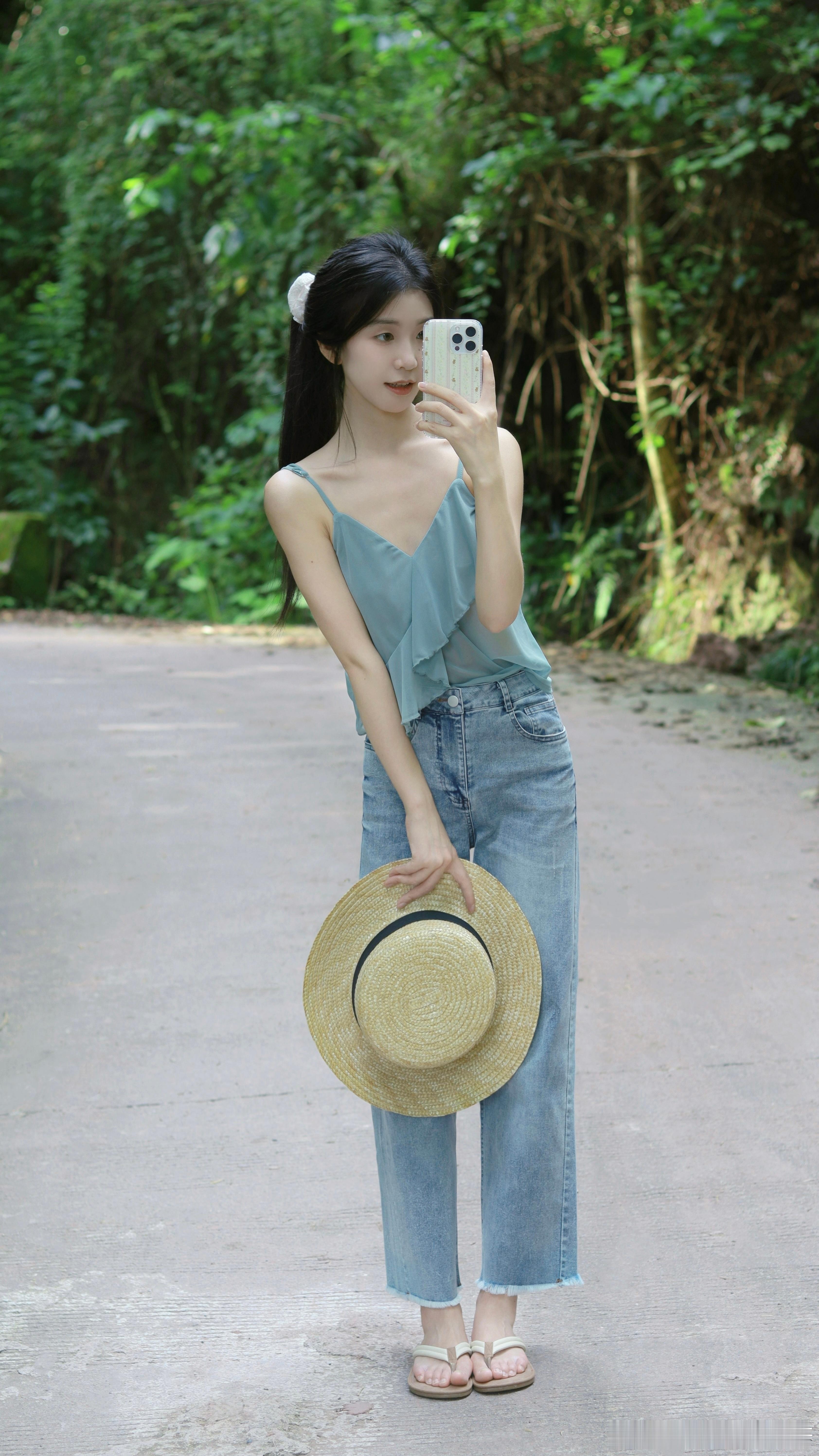 清纯美少女，游历山水间～ ​​​
