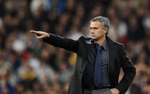 卡西当队长，天天夹在中间当和事佬。
穆里尼奥一把火点着更衣室，他嫌人太软。
女友