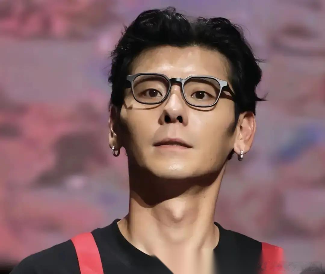 去年筹拍《欢迎来龙餐馆》时，为了一个能在中东炮火里护住24名孤儿、还要会流利切换