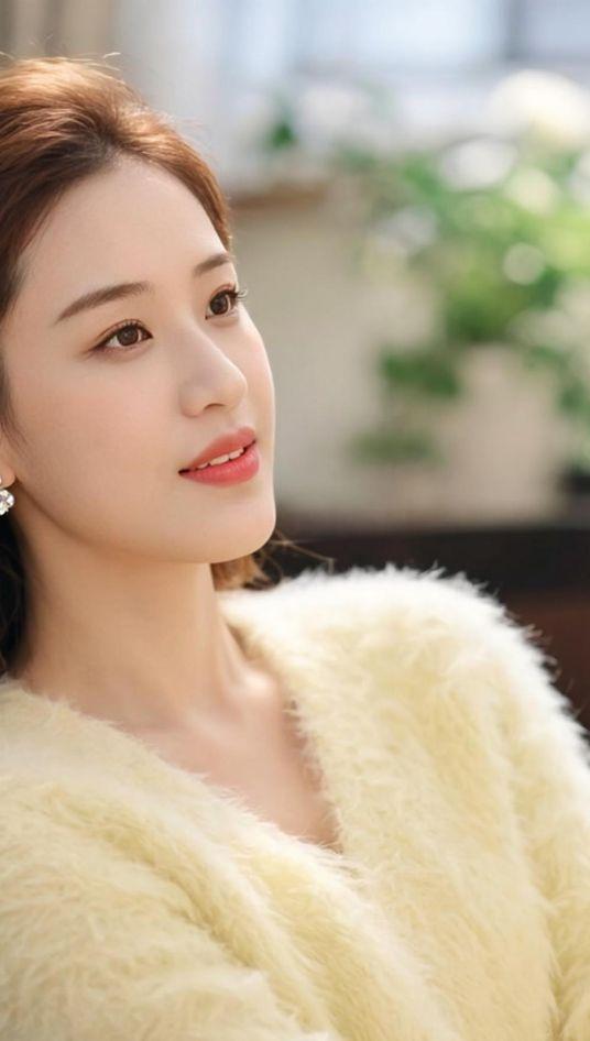 这毛衣的质感，摸起来像是给云朵做了个SPA。穿上它，感觉自己不是在过春天，而是在