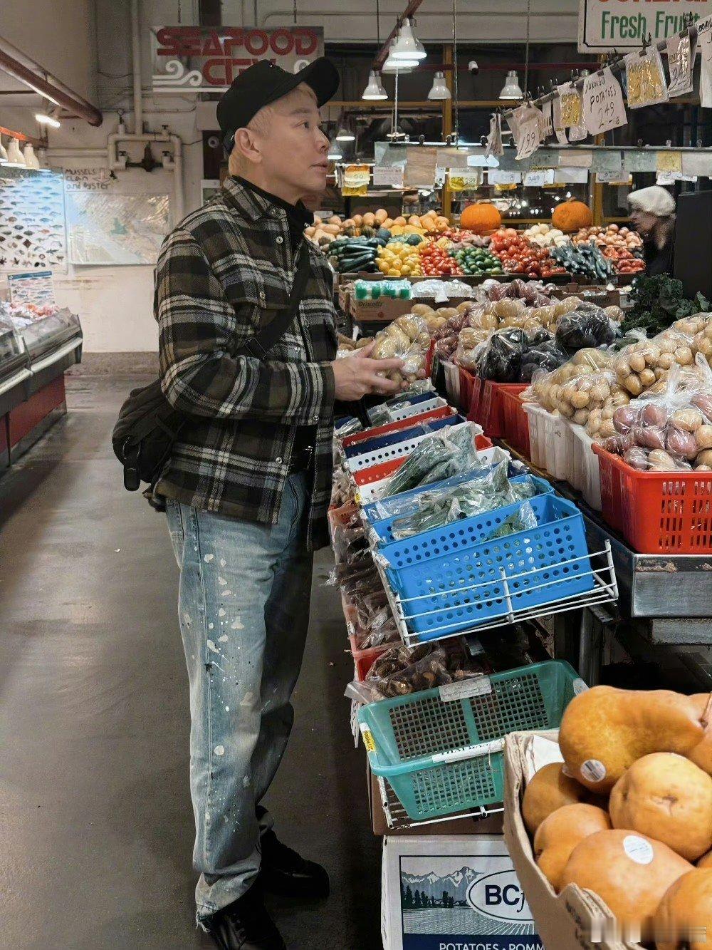 陶喆北美赶集买土豆 陶喆完全不像明星很亲切，跑去北美赶大集买土豆啦！看他挑土豆那