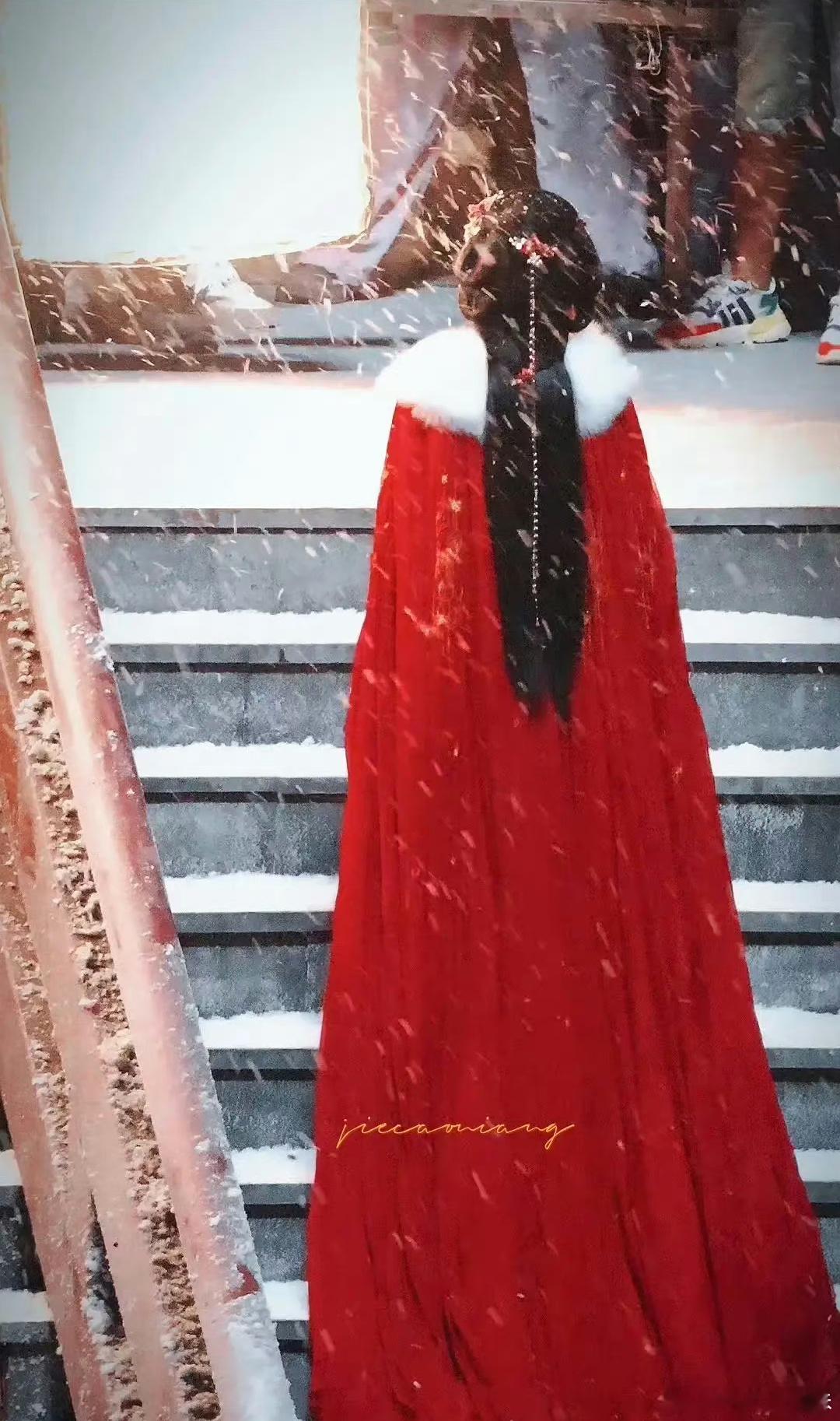 李一桐书卷一梦风雪红衣跳城墙路透，这镜头不是周生如故吗？边走边拆身上的衣服，还要