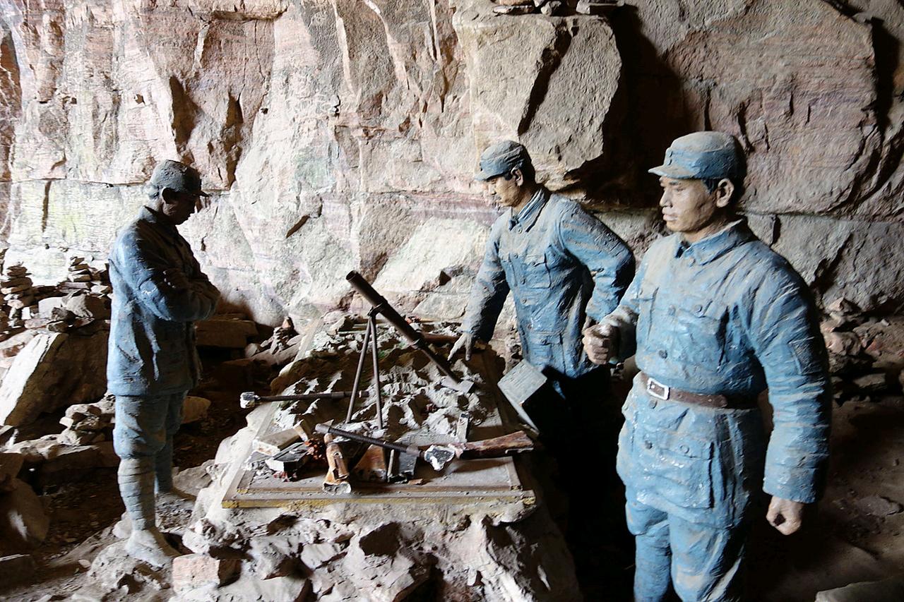 1940年秋，太行山黄崖洞兵工厂内，刘鼎正对着日军掷弹筒苦思。这不到3公斤的铁家