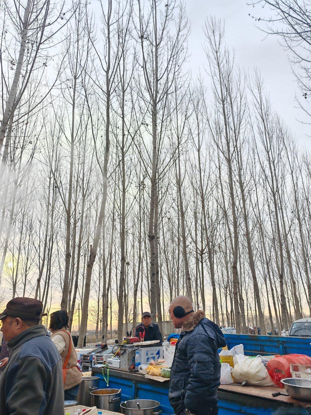 农村大集吃牛杂面。 