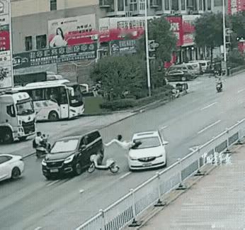 事不过三？
不错了！勇闯三关，老天已经很眷顾你，只是你的大无畏精神，没能真正感动