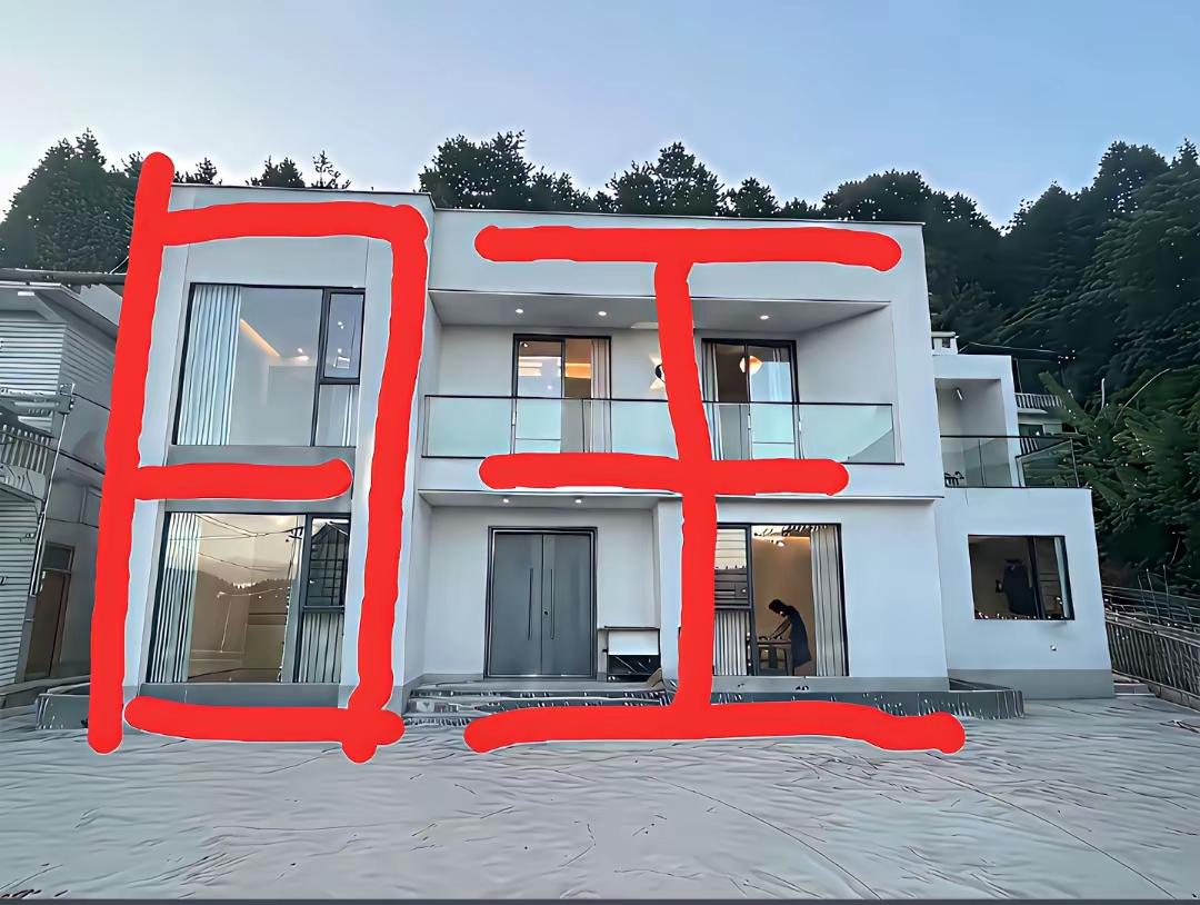 文案（约200字）
 
藏在山林间的现代简约自建房，干净的白色外立面，搭配通透的