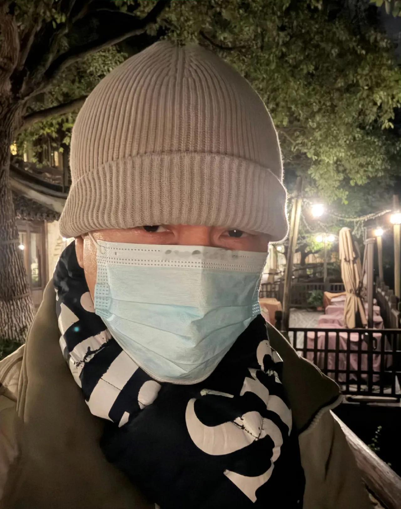 孙红雷自己都没想到穿成这样居然被无视了，其实口罩多余如果不戴效果可能会更好，最害