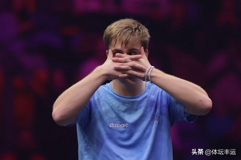 快讯，刚刚🔚的WTT重庆冠军赛男单次轮比赛，中国小将温瑞博8-11、12-10