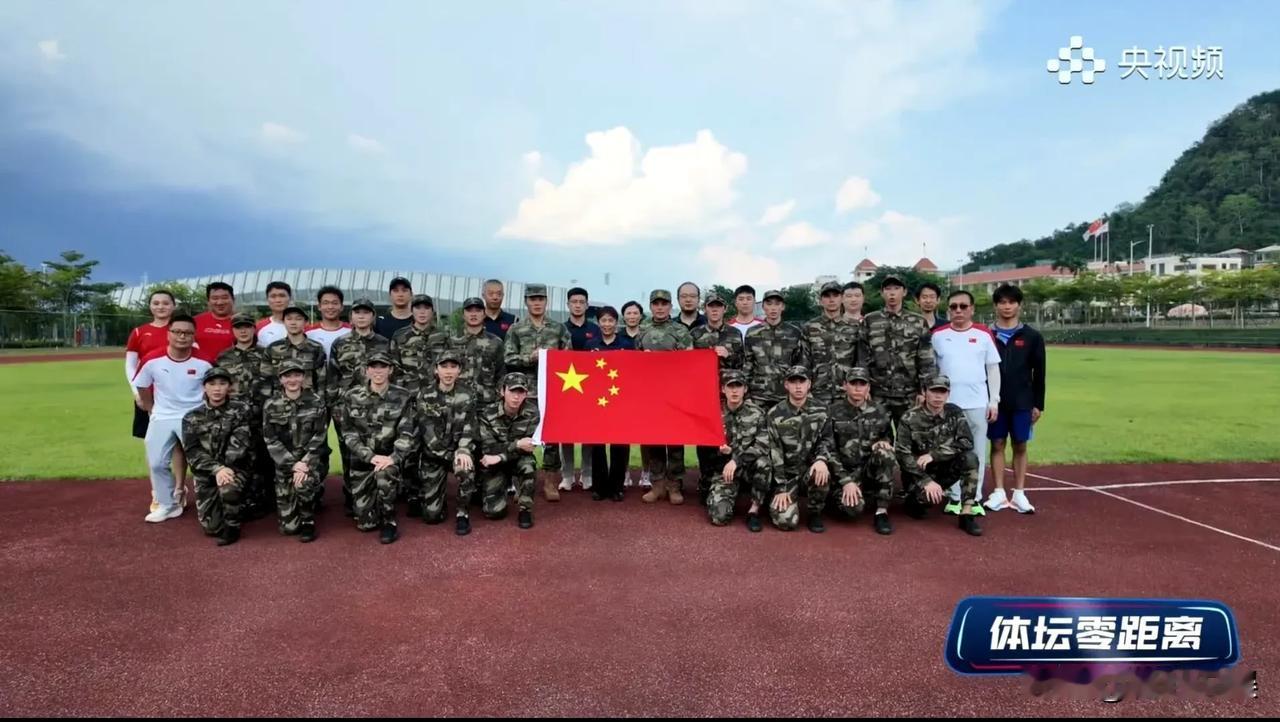 林孝埈在韩国躲过了服兵役，在中国躲不过军训。林孝埈归化中国以来经历了很多的挫折，