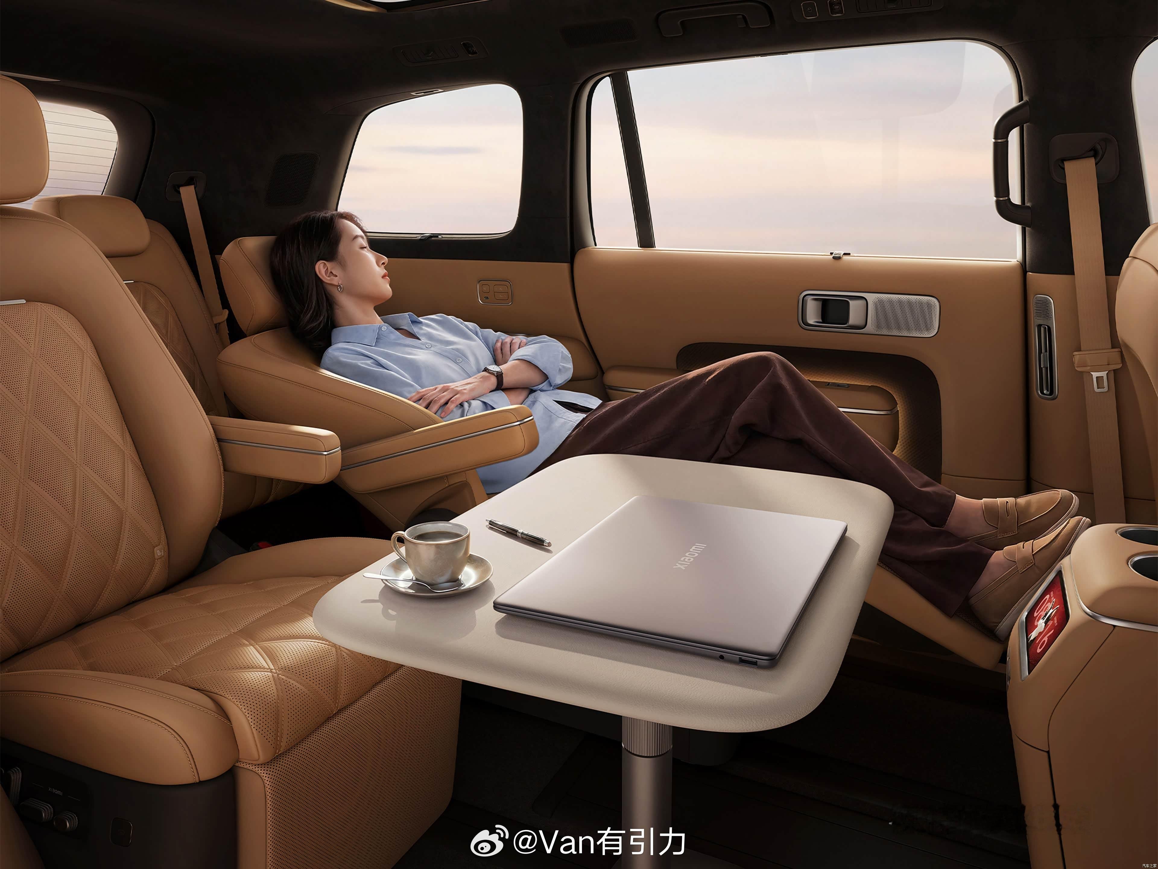 虽然在车里开会这种场景并不是没发生过，但还是温馨提示一下吧：我国现行法规不允许行