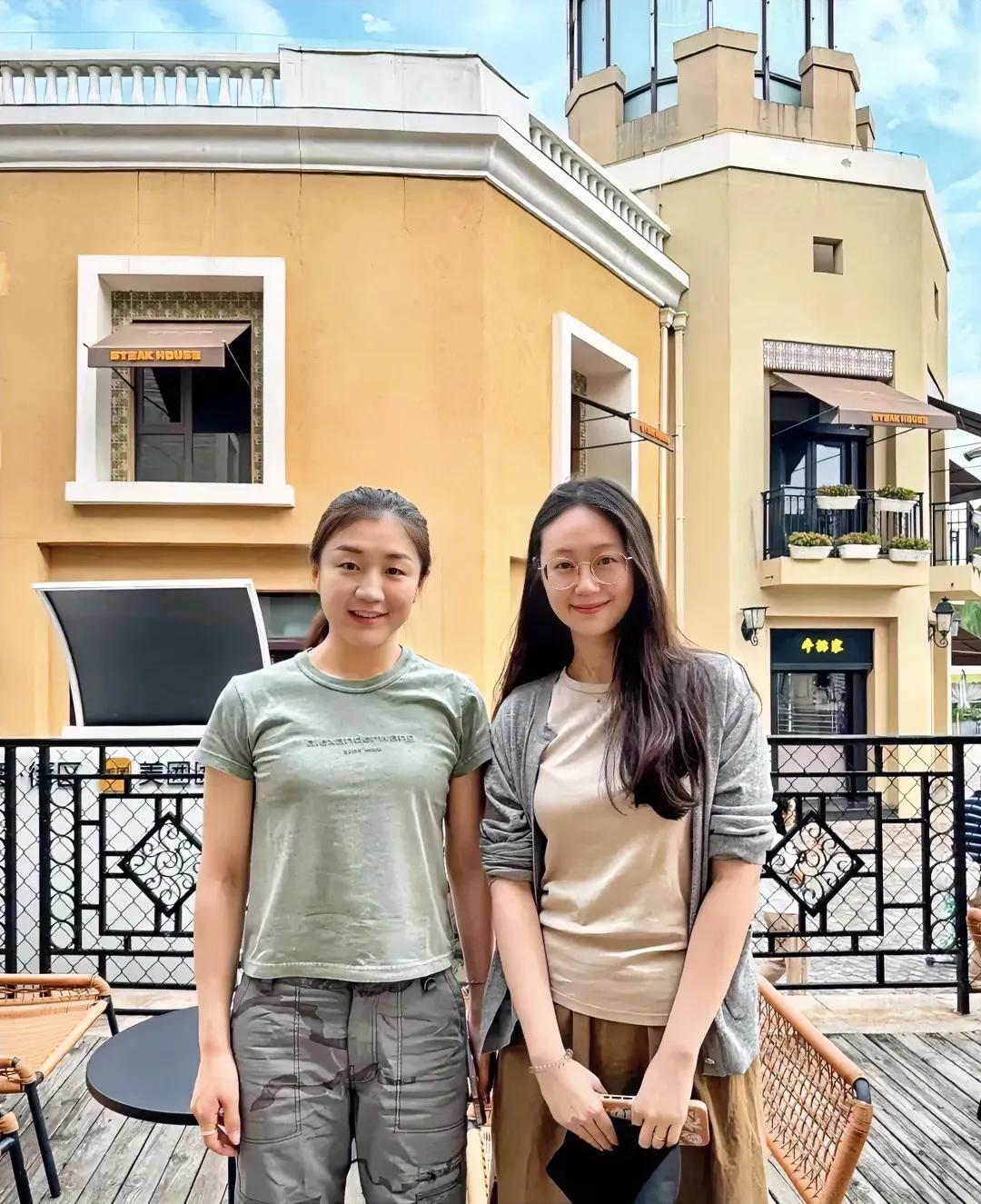 陈梦度假时与粉丝的合影。两个都是大美人。