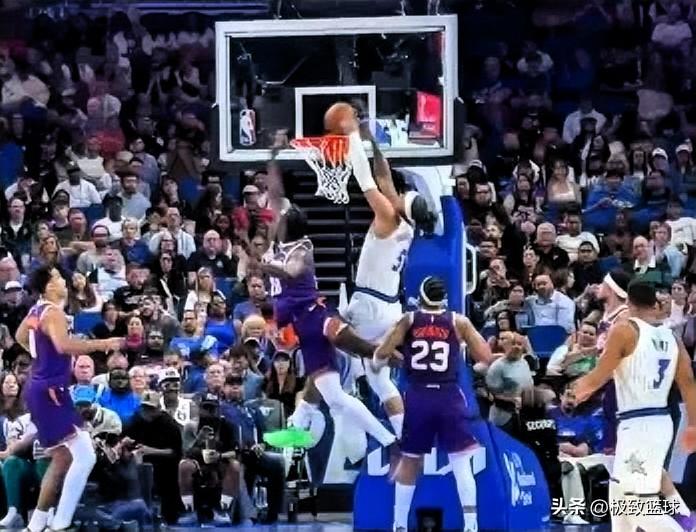 班凯罗真是太勇猛了！在今日魔术对阵太阳的第二节比赛中，班凯罗加速杀入禁区双手隔扣