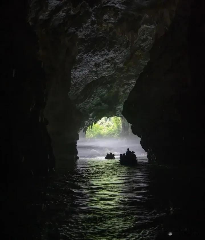 今天突然想到一个问题
地上河和地下水有没有可能在其中一点相互连接？
再深一点
球