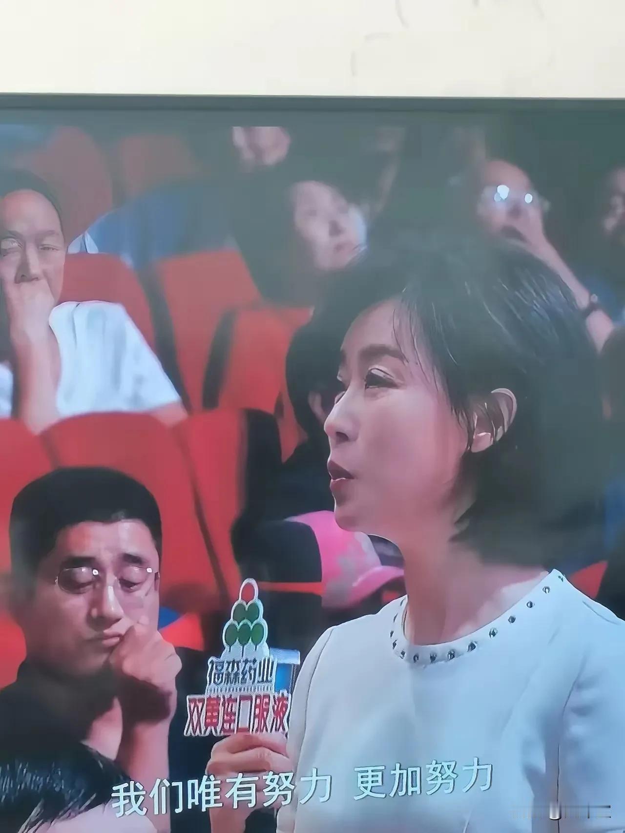 这个主持人，其他地方不敢说，但是在河南没有不认识的，尤其是一些上年纪的戏曲爱好者