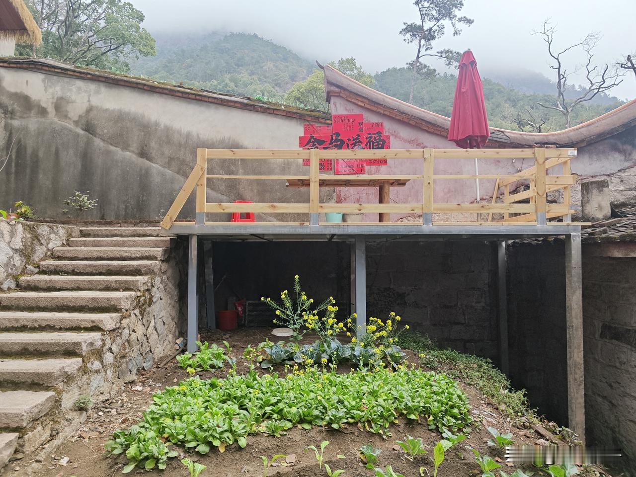 时隔十年，再登福州白云洞，途经积翠庵，我特意停下脚步，入内探访。
此庵坐落于积翠