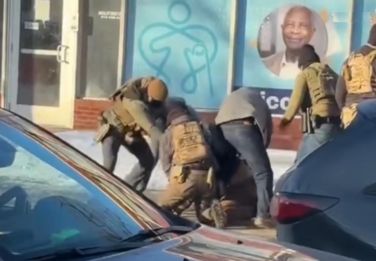 美国的“牢A”，这下真的死于美国斩杀！
明尼苏达州又搞出一单大事，7名ICE特工