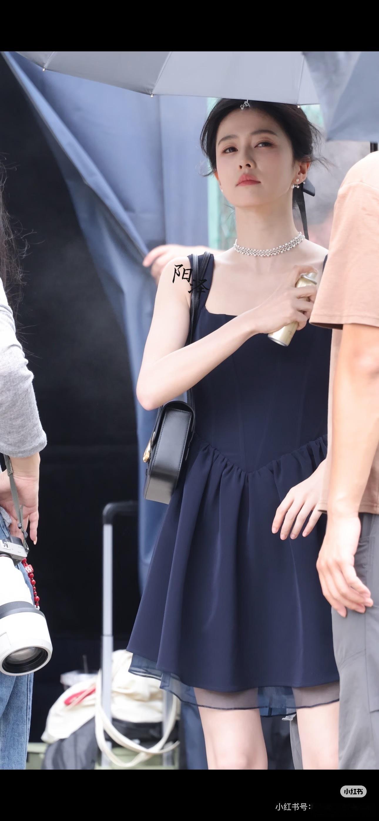 白鹿开到荼蘼小黑裙造型白鹿小黑裙黑天鹅拟人化 妆造整体搭配特别完整，发型妆容都服