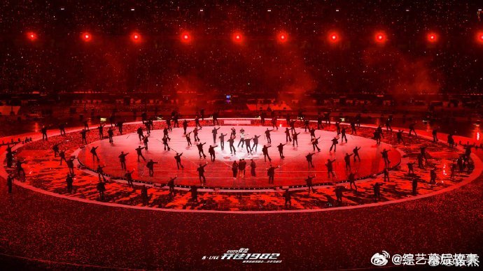 一个字概括张杰鸟巢演唱会张杰鸟巢舞台“酷”拽到底！机器人伴舞+动态光影，新潮又震
