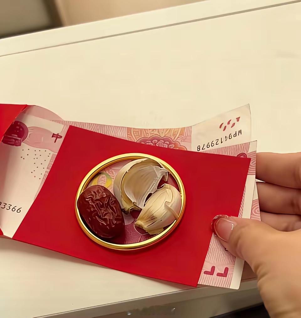 第一次去男朋友家，临走时阿姨往我手里塞了个大金镯子，还递过来一个小红布袋，里面装