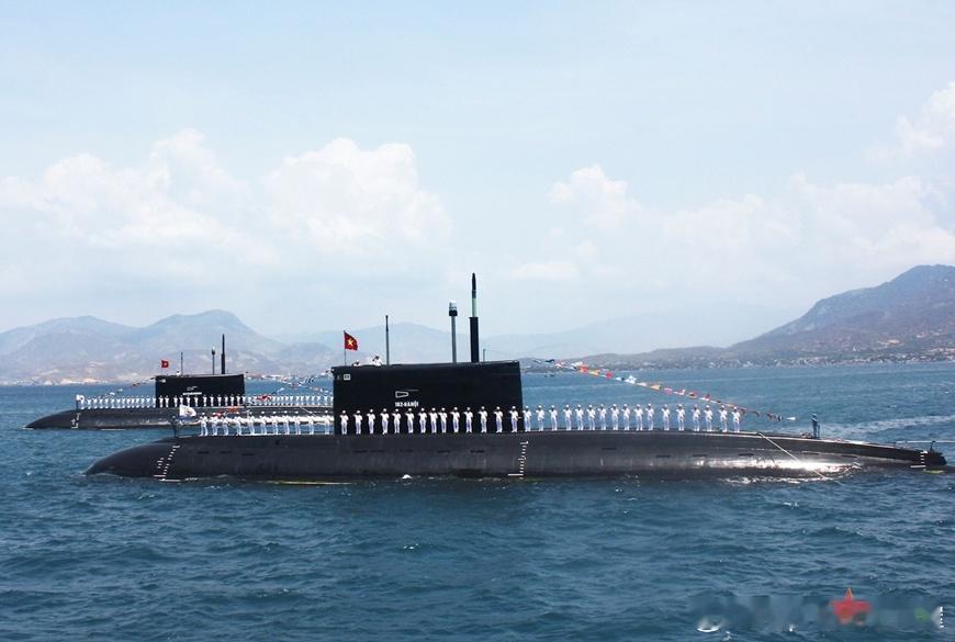 2024年12月越南海军潜艇182 Hà Nội河内号和183 Hồ Chí M