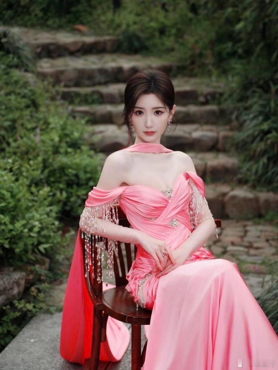 毛晓彤拍的李木戈获奖直拍 《余生有涯》组氛围绝了！毛晓彤化身野生站姐，拍导演领奖