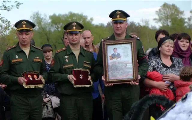 乌克兰阵亡军人遗体回乡，父老乡亲夹道跪迎，手捧蜡烛游行祈祷。
​
其实，​两边的