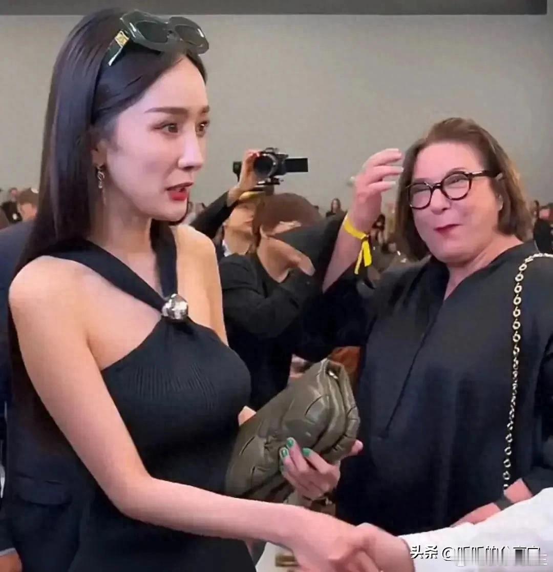 在巴黎街头偶遇女星杨幂，她超漂亮，脸小腿长衣品好。虽然身材纤瘦，但整体状态很棒，