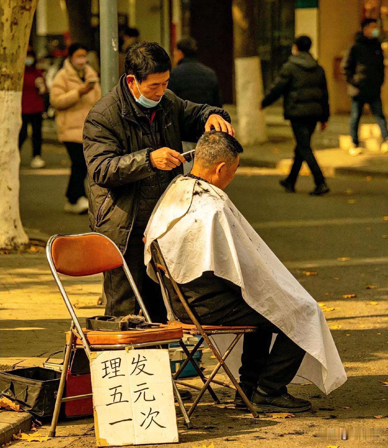 理发店倒闭潮来袭，
街头五元理发逐渐走红。
原来的美发店需要提前电话预约，
尤其