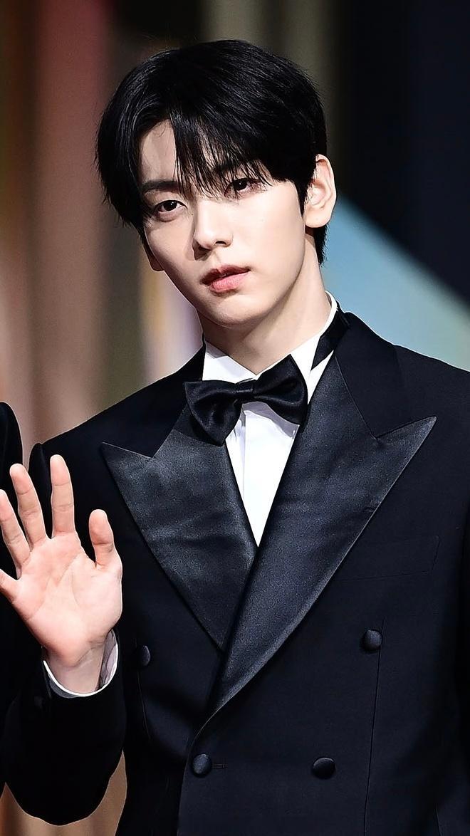 TXT崔秀彬，崔然竣，崔杋圭，姜太显，休宁凯今日SBS红毯新闻图SBS