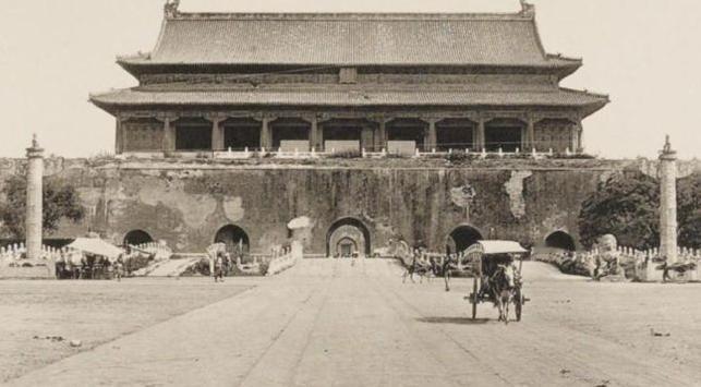 1969 年末，中央打算拆掉天安门广场再重新建设，然而在施工的时候，工人们在旧天