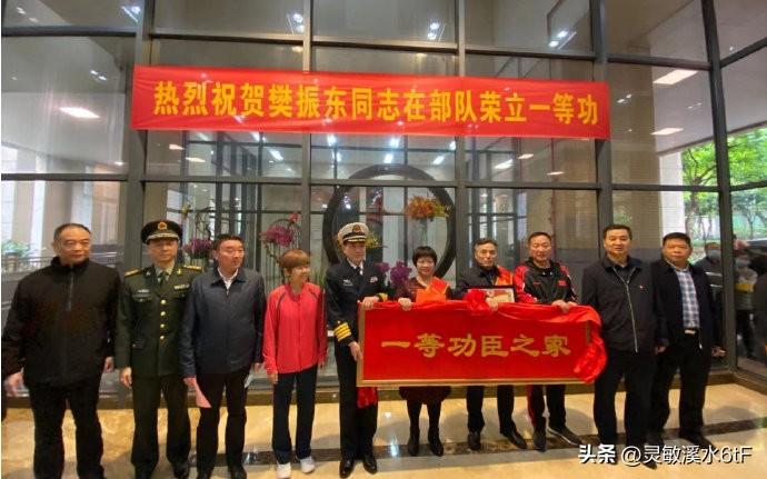 樊振东不光在乒乓球赛场拿遍了各种冠军，他以前还是军人，拿过的军功章也够硬核！
 