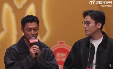 余文乐咋黑成这样披哥6走秀黑皮状态下的余文乐解锁全新风格，在走秀环节从容迈步，成