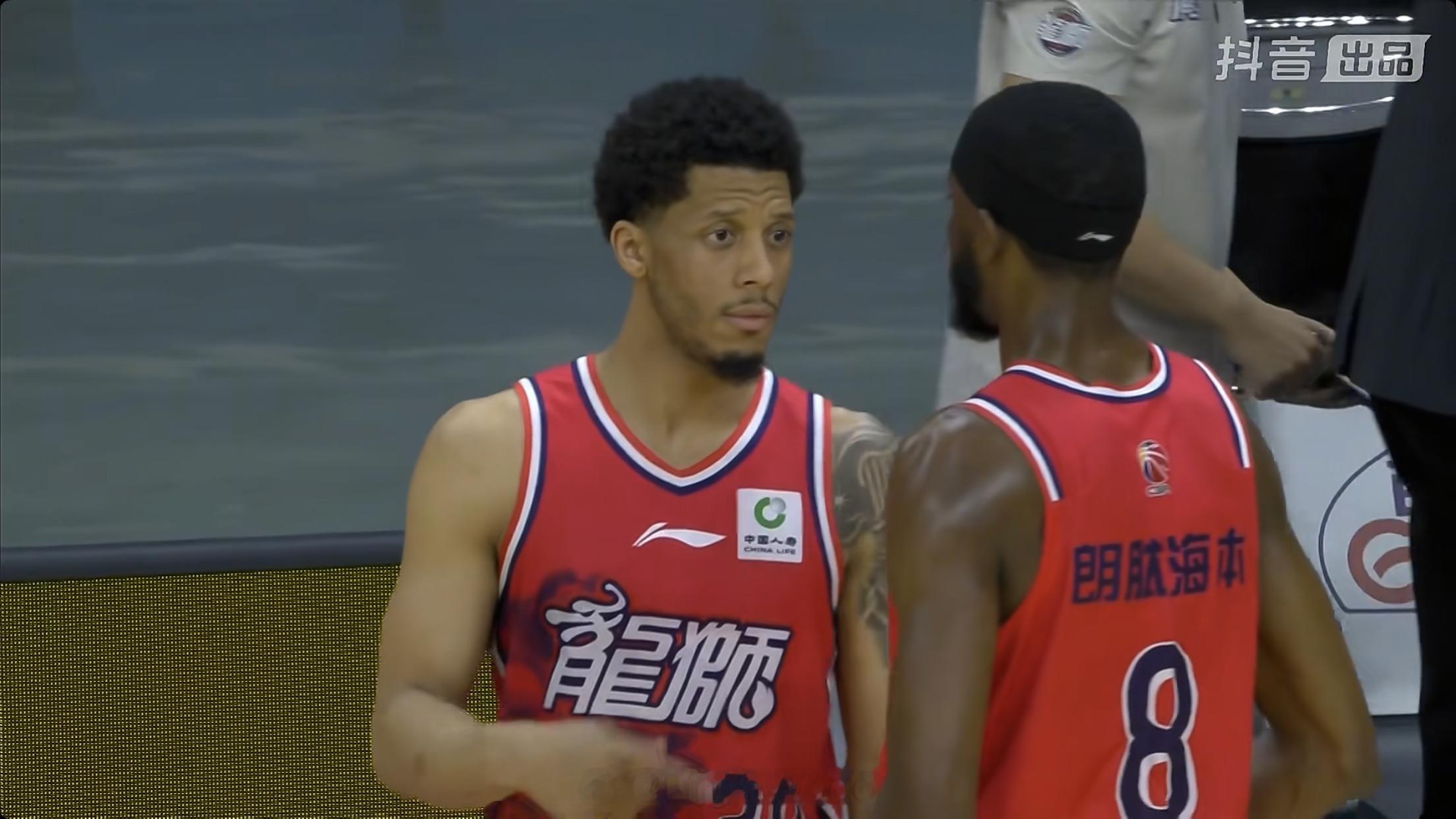 印象中威金顿之前在CBA其他球队效力都没有像这个赛季在广州龙狮的状态如此稳定？与