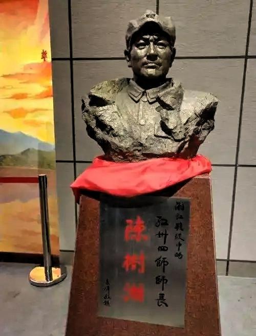 毛泽东秋收起义老底子到达延安只剩下二十多人，除了离队叛变的其他的都牺牲了，陈树湘